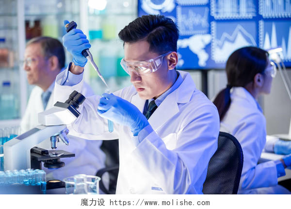 亚洲科学家小组在实验室进行实验